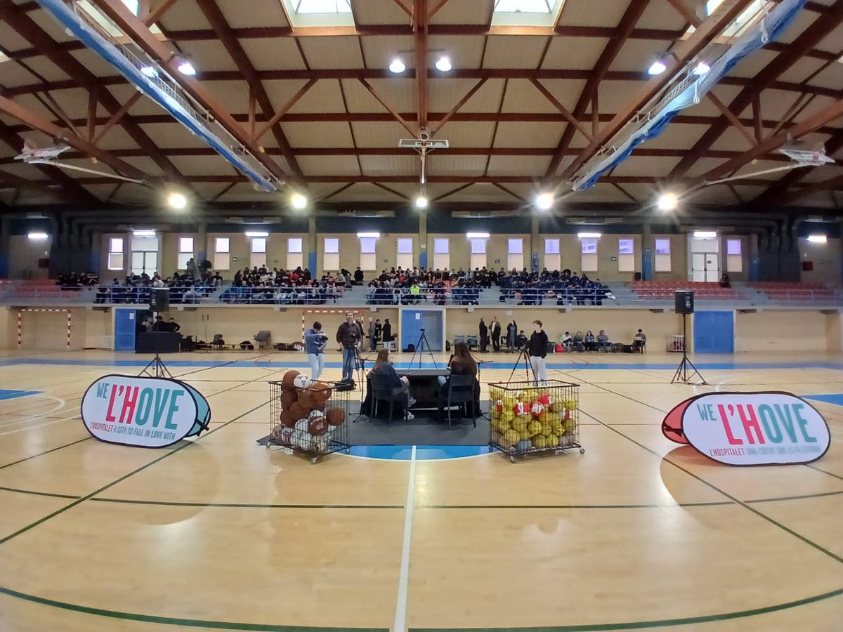 Joves de #LHospitalet han escoltat el testimoni de referents esportius com l'hospitalenca Paula Crespí, medalla d'or de waterpolo als JJOO París 24; Antonia Lizarraga, dra. en Medicina d’Educació Física i Esport, i Xesco Espar, entrenador.

#EsportsLH #TalentLH #tourdeltalento