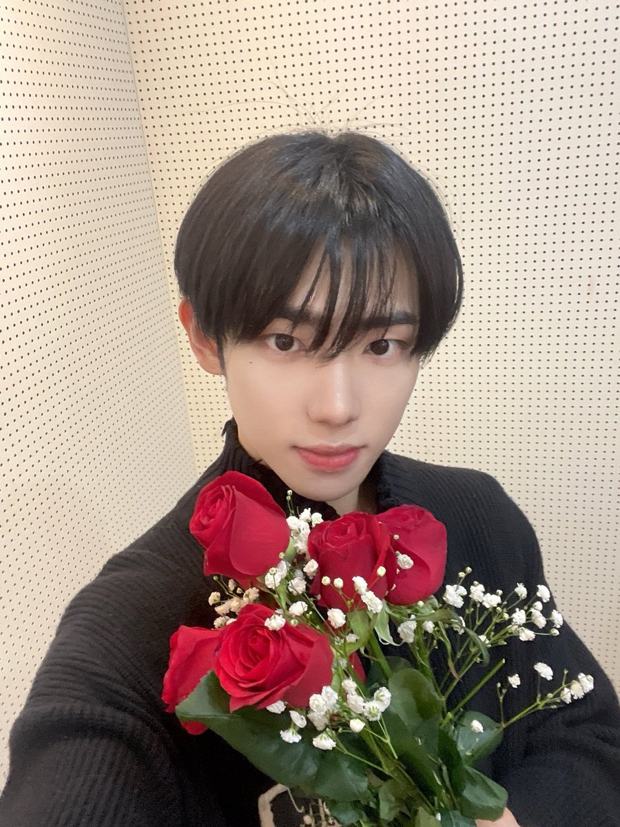 fantasyboys_mem's tweet photo. [#강민서] 

이 꽃 받으면 나랑 사귀는 거다?🥀☺️

#FANTASYBOYS #판타지보이즈
#KANGMINSEO https://t.co/TKdG0498c3