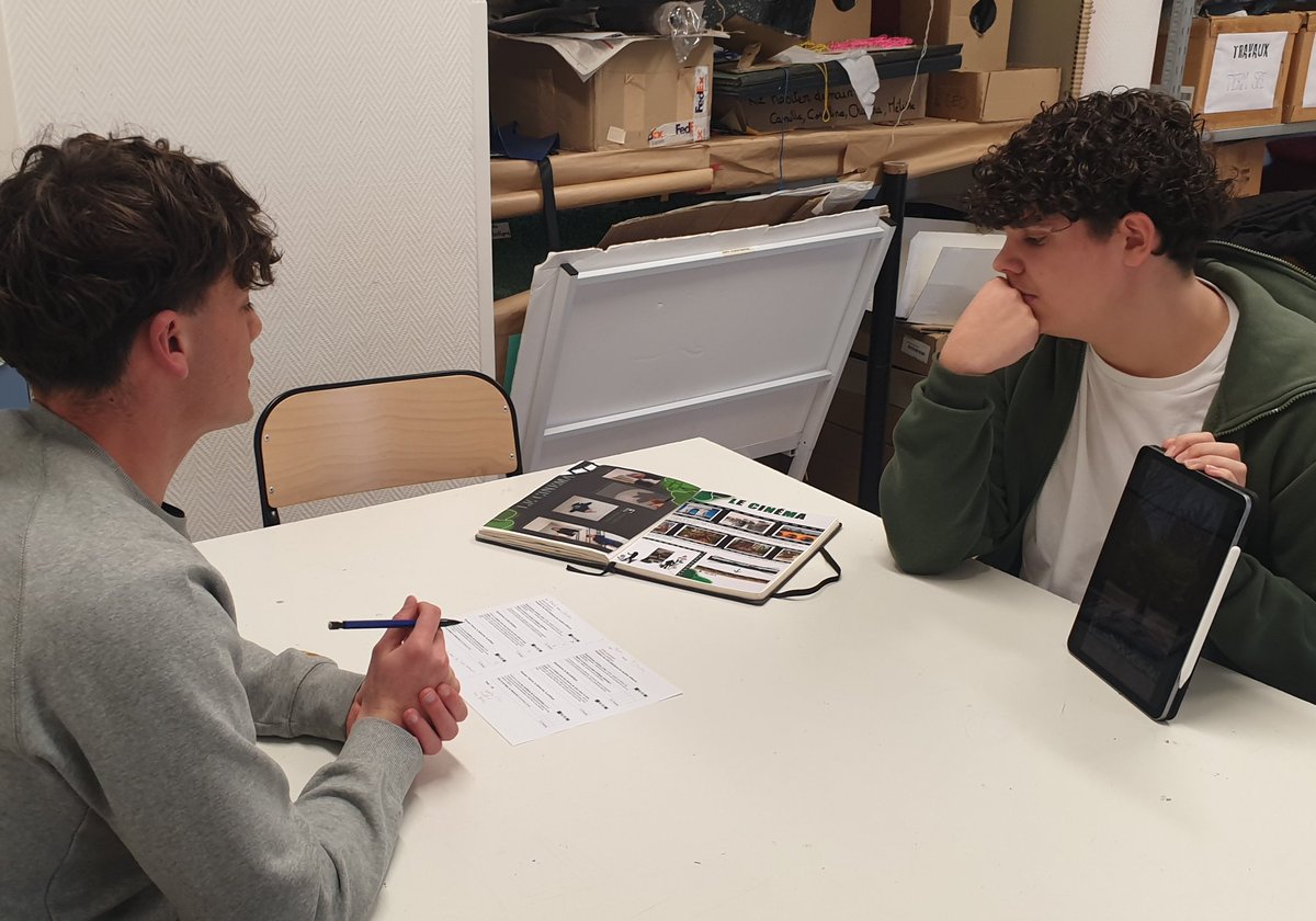 Séance speed dating pour les term spé. La classe est divisée en 2. Une partie de la classe est "candidat " et passe individuelement pendant 6 minutes devant un jury. A chaque passage,  l'élève ameliore son oral, est plus efficace et tient compte des remarques et questions du jury