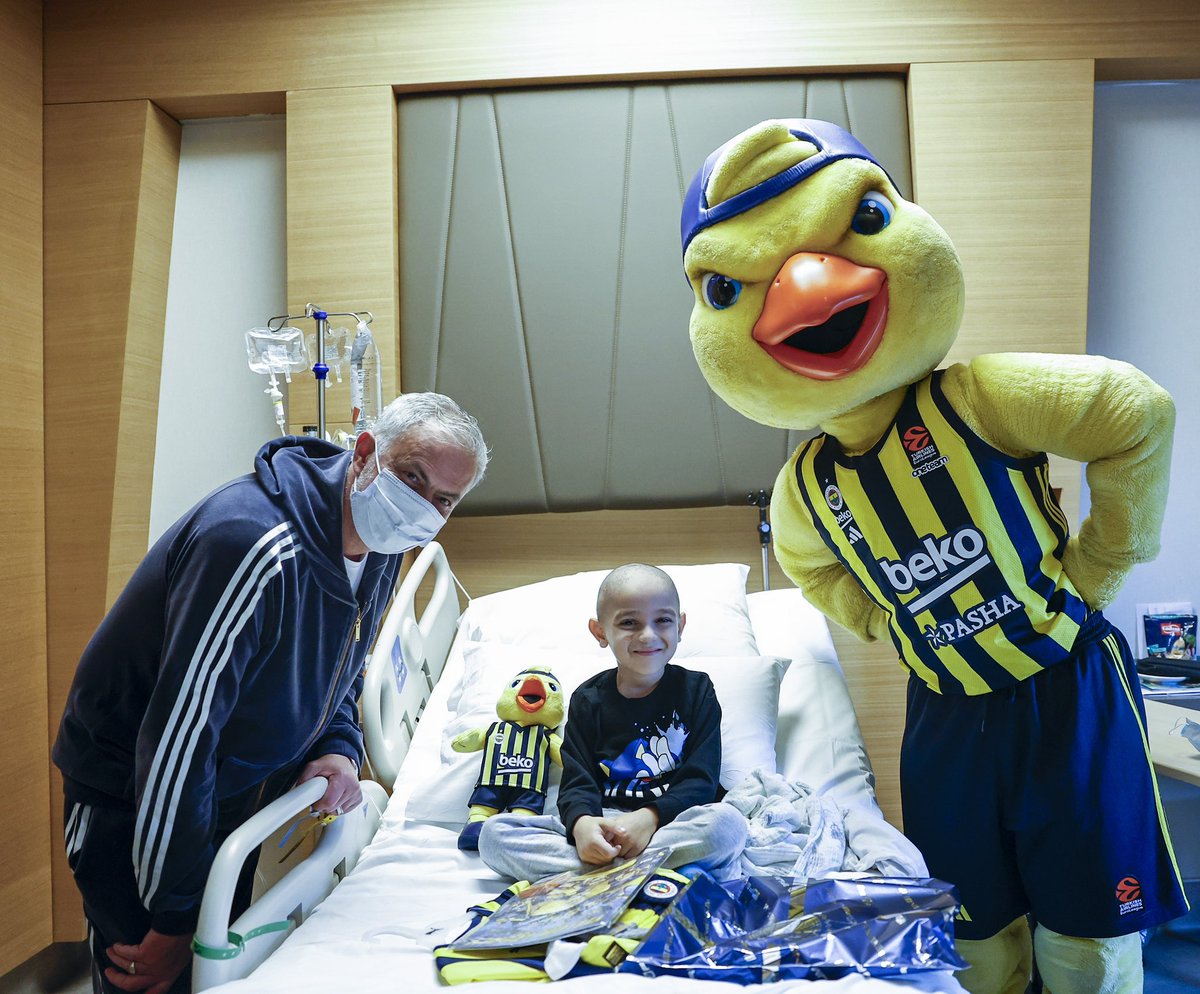 YellowTheCanary's tweet photo. Futbol Takımımızın Teknik Direktörü Jose Mourinho ile Acıbadem Altunizade Hastanesi Çocuk Onkoloji Servisi’nde tedavi gören çocuklarla bir araya geldik!

Sizleri çok seviyoruz çocuklar! 🫶
Her zaman yanınızdayız! 💛💙 https://t.co/j5gv9DPIoy