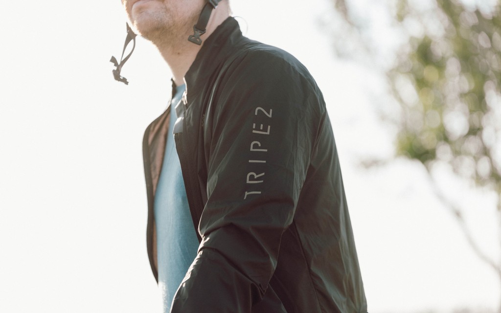 triple2de's tweet photo. The combination and the layer system are the key to not getting cold in winter. Merino as a 2nd layer has proved particularly effective in regulating temperature. Add an insulating, windproof or waterproof layer on top and you're ready for the next ride.

#triple2 #gravel #merino https://t.co/NZqjNY7vbd