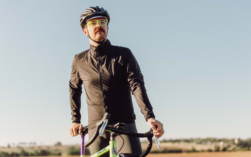 The combination and the layer system are the key to not getting cold in winter. Merino as a 2nd layer has proved particularly effective in regulating temperature. Add an insulating, windproof or waterproof layer on top and you're ready for the next ride.

#triple2 #gravel #merino