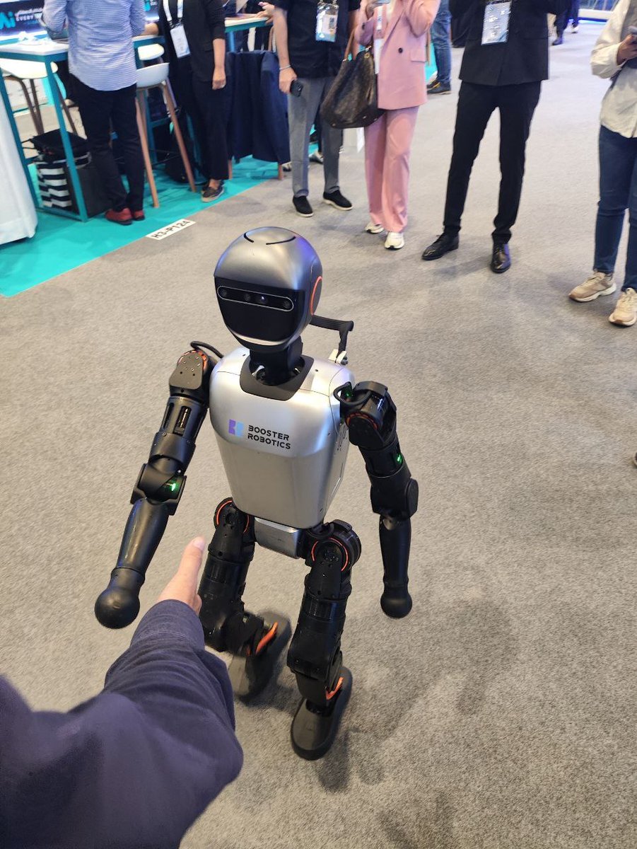 netandreus's tweet photo. Роботы вживую - это интересно и немного страшно. Скоро выложу видео.

#ai #robot https://t.co/0cmLG2RlmX