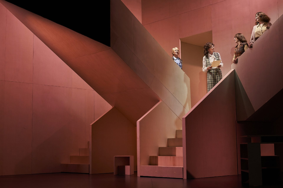 🎭 #LaMujerFantasma es un homenaje a las profesoras que gira en torno a cuatro maestras a finales de los años 70.

En este montaje metateatral, escrito por #MarianoTenconiBlanco, se cuestionan las fronteras entre la realidad y la ficción.

🗓️Hasta 16 FEB
➕bit.ly/CDN_LaMujerFan…