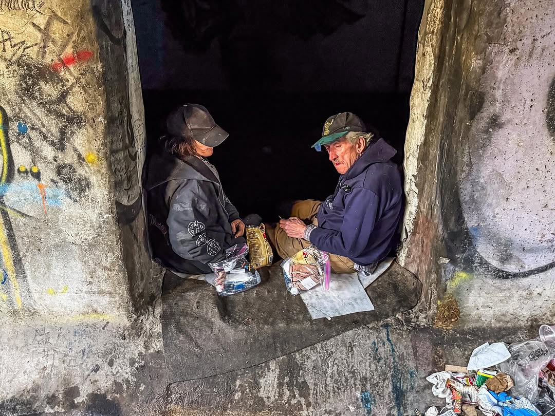 ilyavrlmv's tweet photo. On your way from one settlement to another, you walk for miles with no idea where the tunnel will lead you. Your constant companion is the pungent smell, a mix of garbage, feces, mold, and burnt plastic. Mole people burn trash right there for warmth or cooking. https://t.co/oyoLnietnB