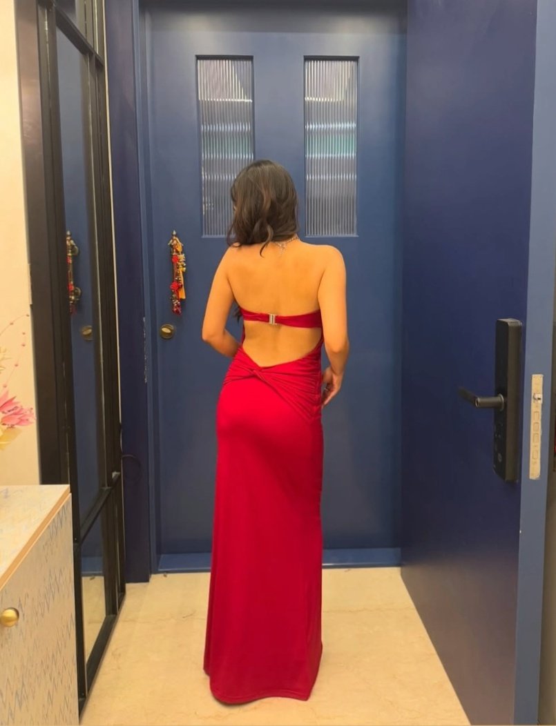 _anushkasen0408's tweet photo. Red is everywhere ❤️

#Anushkasen #red #love #Anushkians #back #hot #star #teen https://t.co/nrsK9WBcr2