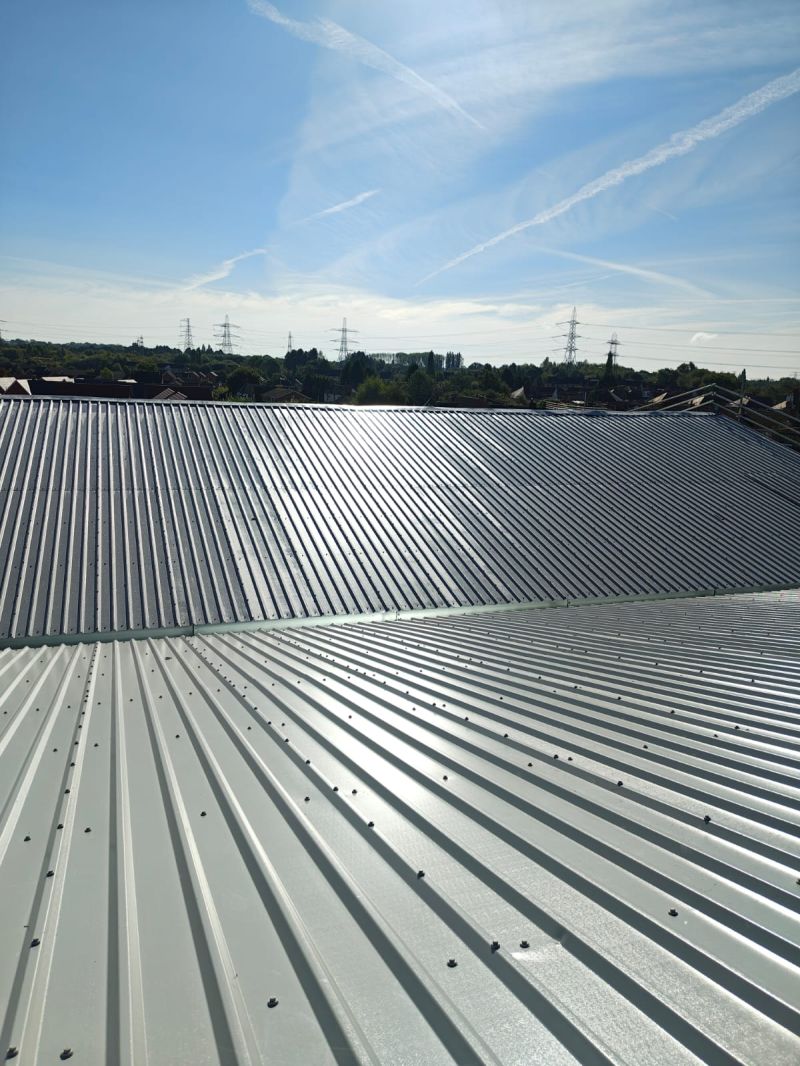 PracticalRoofCo's tweet image. Happy Friday, everyone! 
As this frosty week comes to a close, we're excited to share that our teams have been delivering exceptional craftsmanship across industrial sites from Basingstoke to Newcastle and Pembroke to Norwich – covering the length and breadth of England and Wales