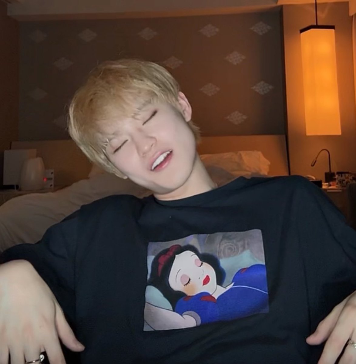 백설공주랑 포즈똑같은거 진짜 개웃겨
다만 백설공주는 코코넨네,,, 라면
철렁이는 드렁슨,,,, 맛잠임