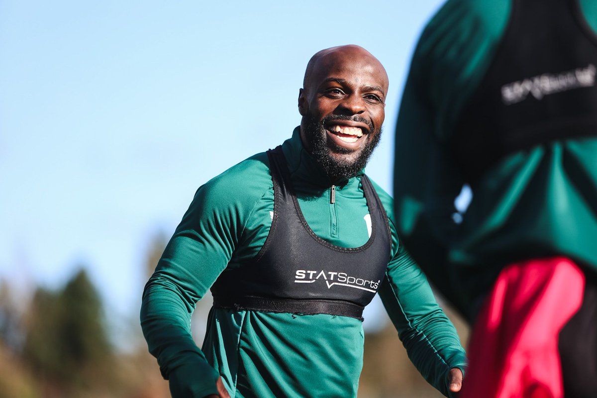 Glentoran's tweet image. Plenty of smiles at training today and why not? It&apos;s a great time to be a Glenman. 💚 

Working hard, keeping momentum 💪 

Find a job you love doing and you&apos;ll never work a day in your life 👏 

#COYGlens