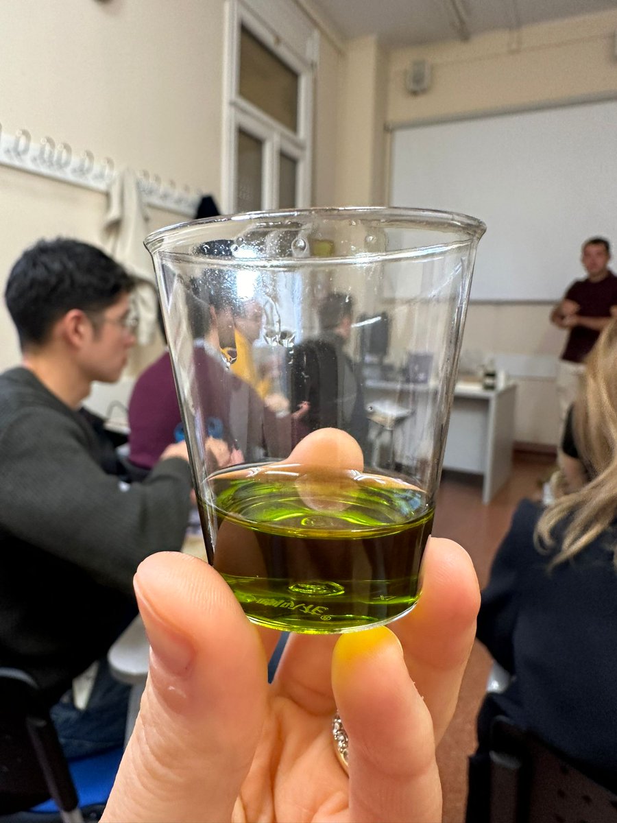 🔵 Aceites ricos en polifenoles 🫒

Hoy Nicolás Almagro, maestro de almazara de Sierra de Cazorla nos ha presentado su proyecto Dos Almas.

Un AOVE único elaborado a 1000 metros de altitud con olivos centenarios. 

Cuenta con un elevado contenido en polifenoles saludables 🧪.