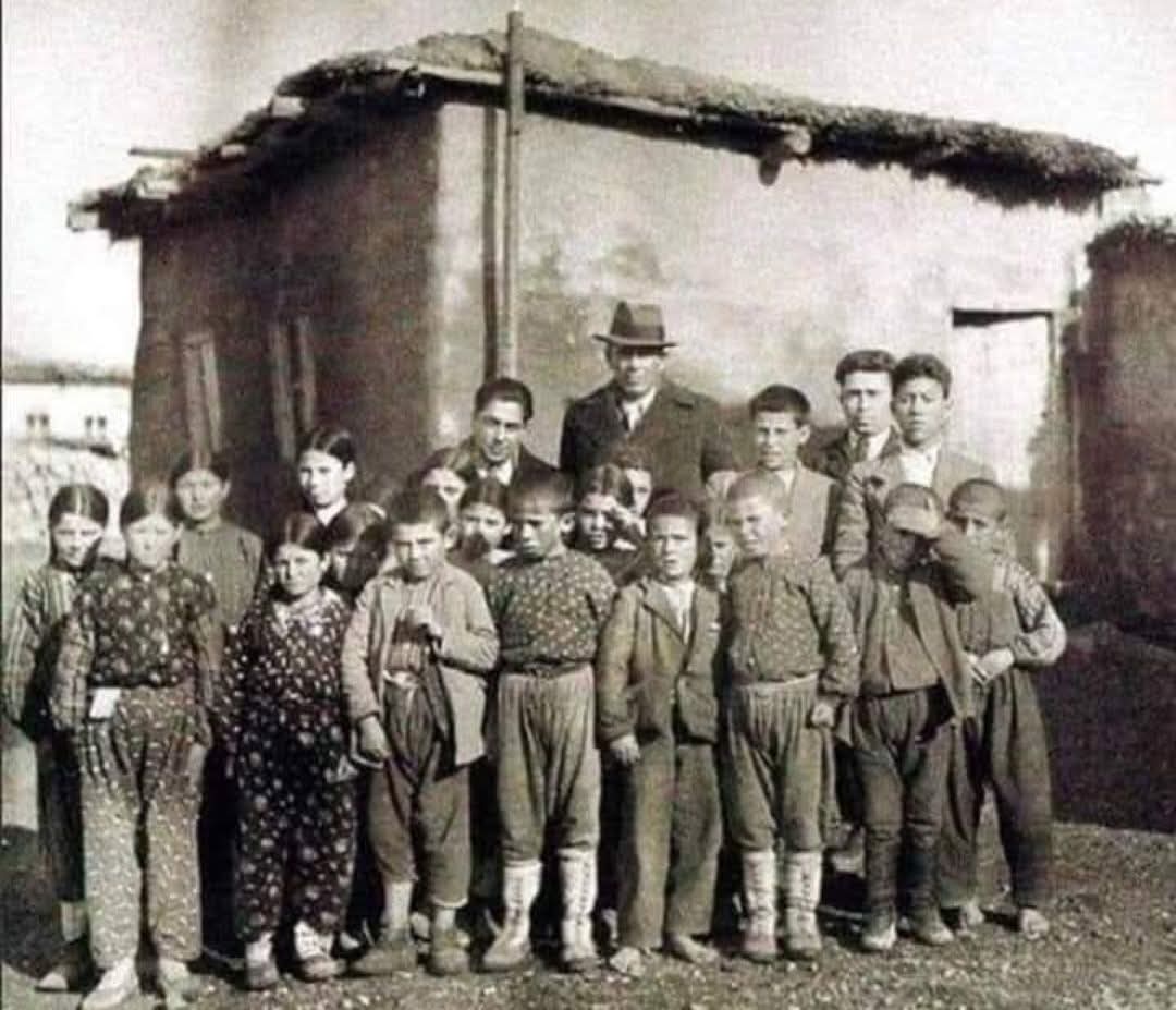 Dönemin milli eğitim bakanı Hasan Ali Yücel köy Enstitülerinin kapatılması gerektiğini söyleyenlere karşı mecliste köylüyü okutmanın yararlarını anlatır ve sonunda "sizce zararları nedir" diye sorar...?

Toprak ağası bir milletvekili ;
ben üçü beşi bilmem,bindiğim eşek benden