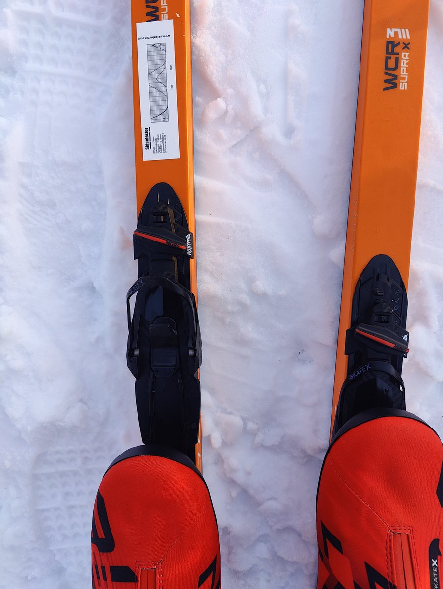 Skate X testissä, yllättävän hyvä! Mäessä heti liuku, ja liuku pysyy paremmin. Kovassa hiihdossa tasapaino pysyy paremmin. Liu'ulle pääsee vaivattomammin eikä siihen tarvi niin paljon panostaa. Uskon että meille harrastelijoille enempi apua kuin niille jotka osaa oikeasti hiihtää