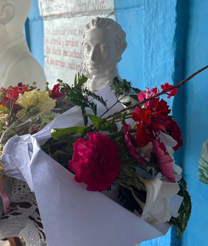 EmbRusCuba's tweet image. ✍️🇷🇺 Ayer en Jagüey Grande (provincia de Matanzas) en la escuela de lenguas extranjeras que lleva el nombre de A.S.#Pushkin fue develado el busto del gran poeta ruso.

¡Esperamos que sea una fuente más de inspiración para los jóvenes cubanos!

🔗 t.me/EmbRusCuba/3735