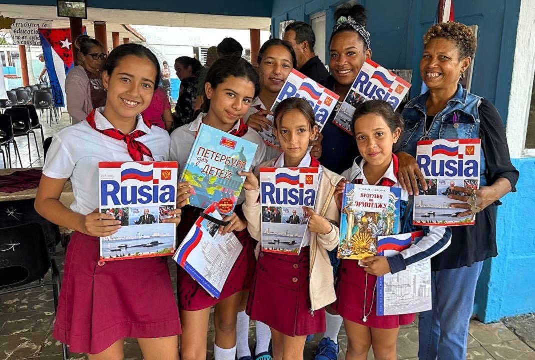 EmbRusCuba's tweet image. ✍️🇷🇺 Ayer en Jagüey Grande (provincia de Matanzas) en la escuela de lenguas extranjeras que lleva el nombre de A.S.#Pushkin fue develado el busto del gran poeta ruso.

¡Esperamos que sea una fuente más de inspiración para los jóvenes cubanos!

🔗 t.me/EmbRusCuba/3735