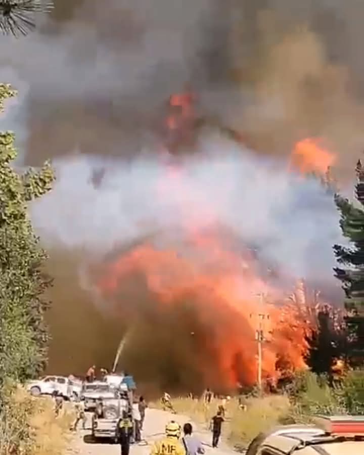 nachomdeo's tweet photo. Los atentados incendiarios se multiplican en el sur argentino. Los terroristas siguen creando focos de incendio y las fuerzas locales siguen sin recibir apoyo suficiente del gobierno nacional. No hay gendarmes desplegados ni suministros, los bomberos subsisten con donaciones https://t.co/KhY8XY4iaW