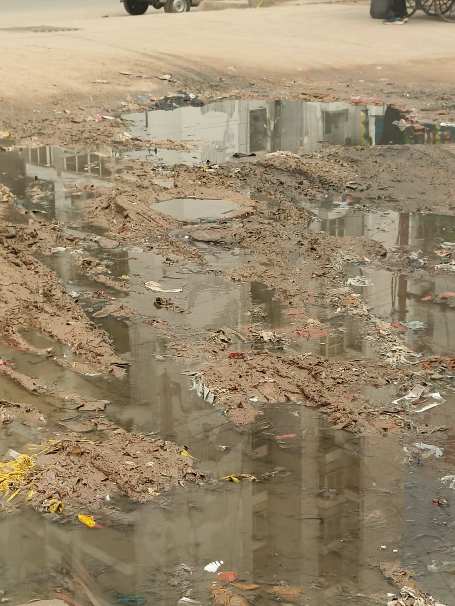 नोएडा सैक्टर 121 निकट तिकोना पार्क 
<a href="/CeoNoida/">CEO, NOIDA Authority</a>
<a href="/noida_authority/">NOIDA Authority</a>  से निवेदन है कि इस रास्ते पर सीवर का पानी लगातार कई दिनों से बह रहा है जिससे निवासियों को प्रतिदिन आवागमन में समस्या हो रही है आपसे निवेदन है कि कृपया सीवर को साफ करवाएं और नाली दुरुस्त कराया जाए धन्यवाद <a href="/aajtak/">AajTak</a>