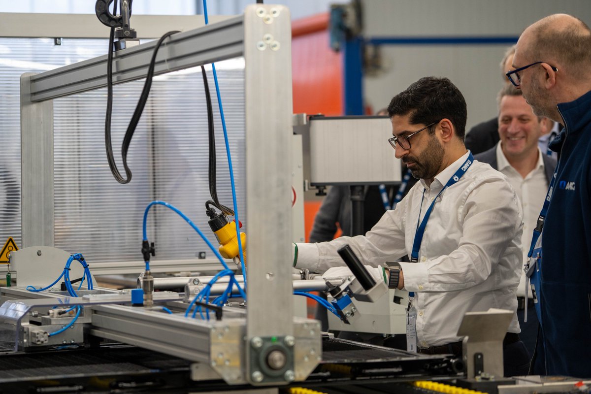 Ein Meilenstein in der industriellen Produktion klimafreundlicher #Technologien in #Hessen. Mit der Entwicklung und Produktion der patentierten SOLINK-Technologie setzen Consolar und AKG auf eine zukunftsweisende Lösung zur nachhaltigen Energiegewinnung.