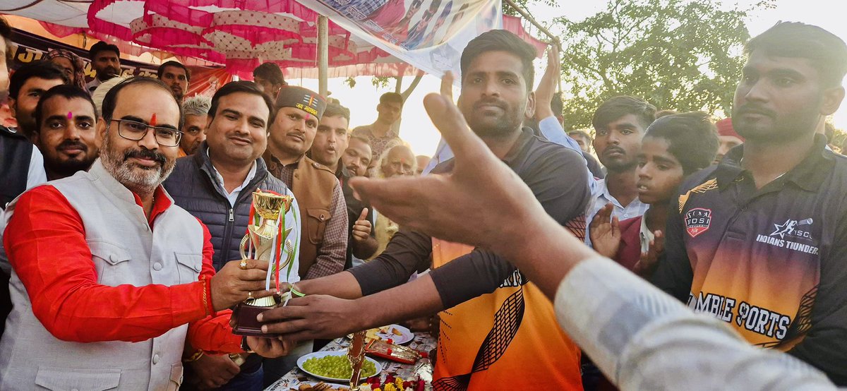 ArvindPateriyaa's tweet photo. आज राजनगर विधानसभा क्षेत्र के ग्राम गोमकलां में आयोजित क्रिकेट  टूर्नामेंट के समापन कार्यक्रम में शामिल हुआ।

इस दौरान सभी खिलाड़ियों को प्रोत्साहित किया।

#ArvindPateriya https://t.co/f0GO1oDuJ8