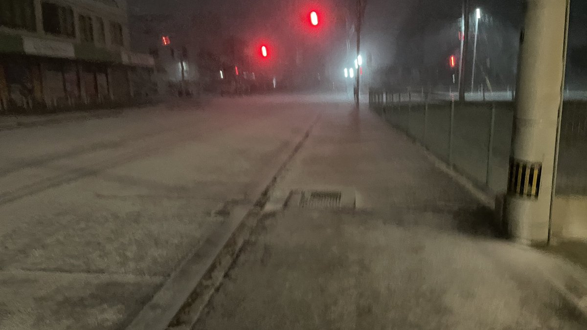 yoppy0118's tweet photo. 10分ほどの短時間でも雪景色に。
明日の朝は路面凍結に注意⚠️です。 https://t.co/EMsOuwvUF0