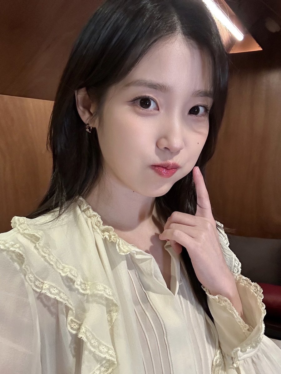 아이유(IU) tweet media