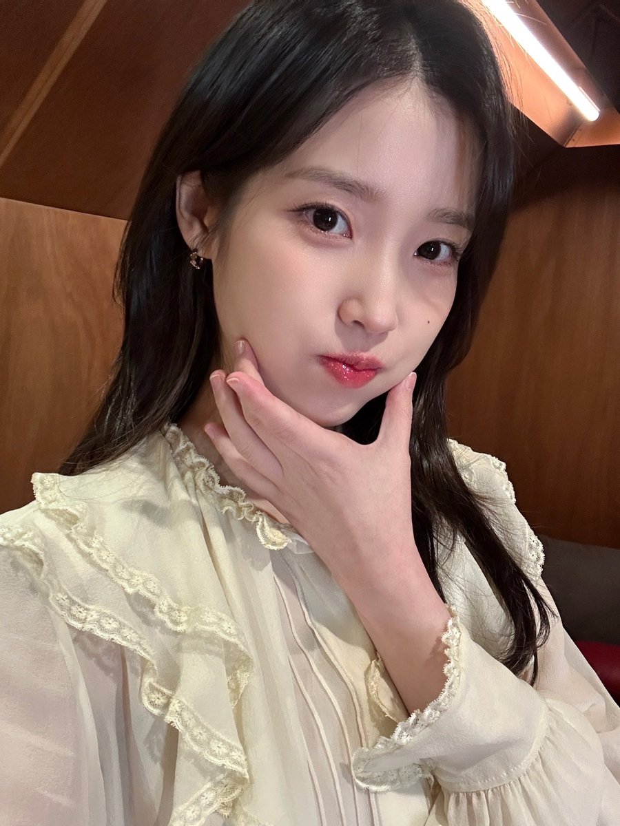 아이유(IU) tweet media