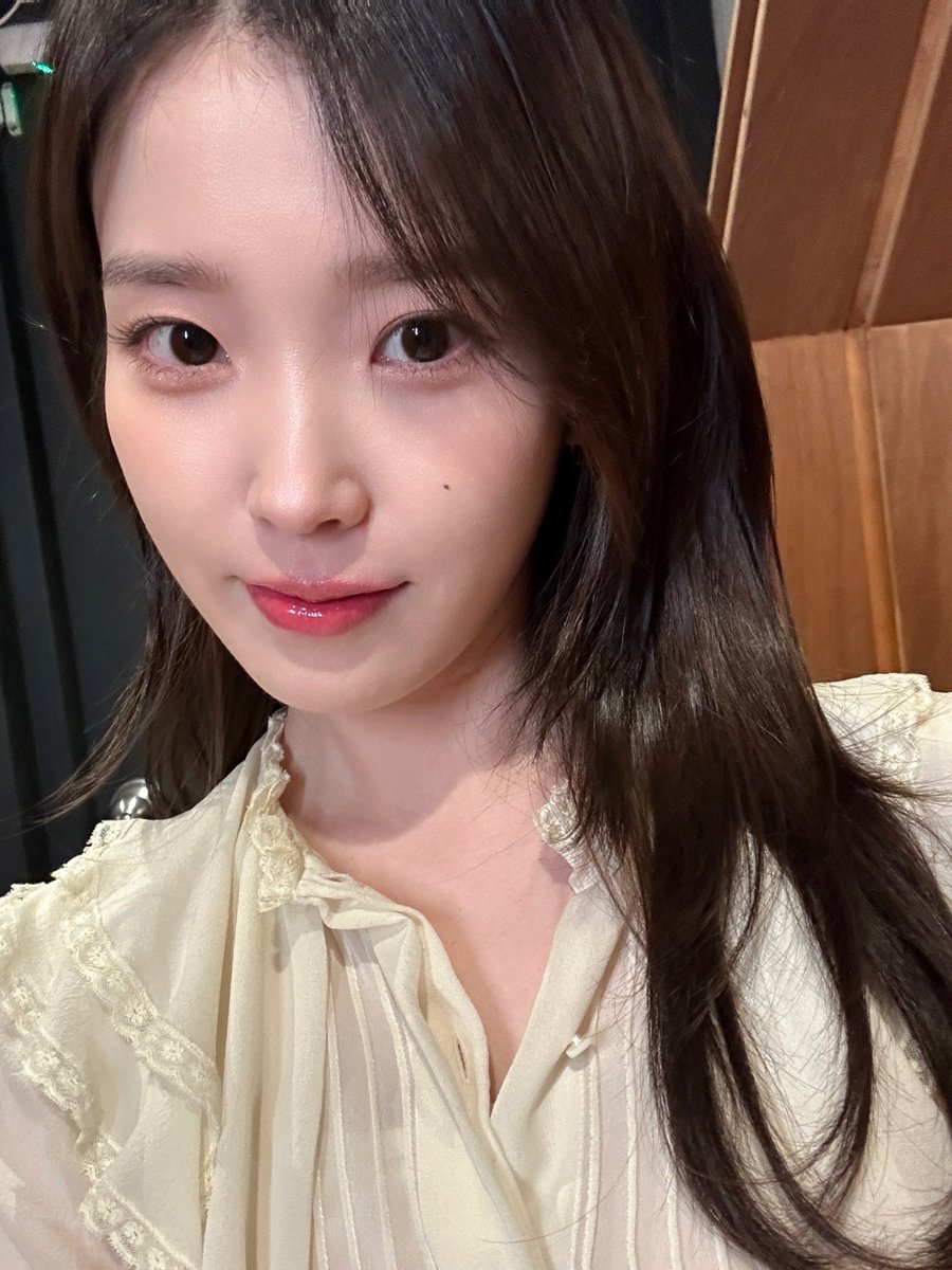 [📷]
250207
<IU CONCERT : THE WINNING> 
UAENA DAY 무대인사

모두 행복한 UAENA DAY 보내셨나요?
유애나들을 위한 날인만큼 
아이유의 깜짝 등장💜
대(전)애나들! 징짜 반가웠어요🥰

#아이유 #IU
#IU_CONCERT #THE_WINNING