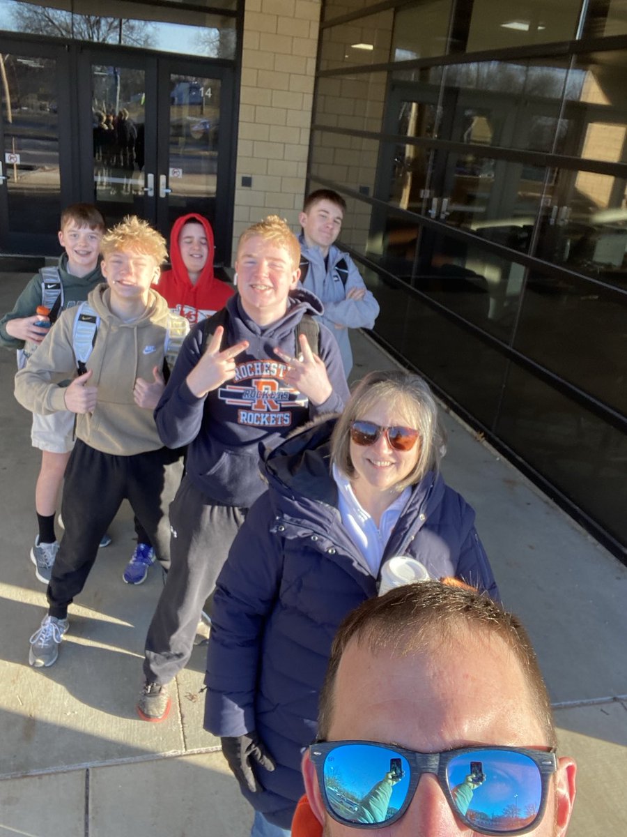 We had a few helpers today for Hi Five Friday at ⁦<a href="/RJHS78/">RJHS</a>⁩