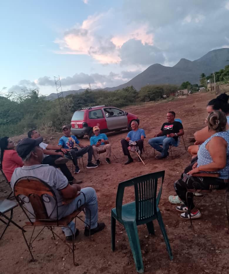 Siempre Apoyando a Nicolas!
Así lo dijo nuestro responsable estadal de Política Electoral <a href="/Romir_tupamaro/">Romirtupamaro</a>, en recorrido y entrevista con los pobladores de las comunidades del Municipio García. 

#tupamarojuroconnicolas
<a href="/NicolasMaduro/">Nicolás Maduro</a> 
<a href="/WBenavides_MRT/">Williams Benavides</a> 
<a href="/TupamaroMRT_/">Movimiento Revolucionario TUPAMARO Vzla.</a> 
<a href="/OrienteMRT_/">Bloque_OrienteMRT</a>