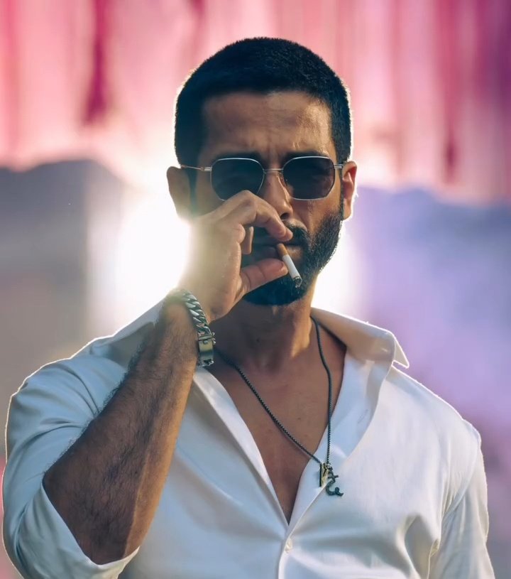 stans_shahid's tweet photo. Everything is good by SK in Deva movie but I got one thing which I wanted him to take it seriously.
I felt too much of smoking by SK I know that character demands it but please take care of your health @shahidkapoor. π₯ΊπΌ
#deva
#ShahidKapoor
#DevaReview https://t.co/iWLLQy818H