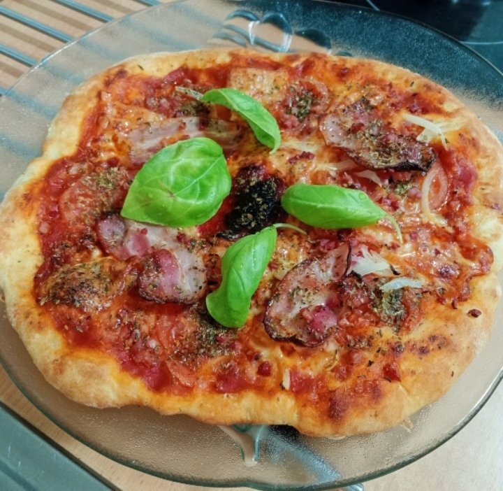 Hoy traigo *PIZZA CON MASA MADRE, TOMATE, QUESO, JAMÓN SERRANO, BACON Y ALBAHACA* Último post en el blog, está disponible paso a paso 📝 Feliz finde! 🤗