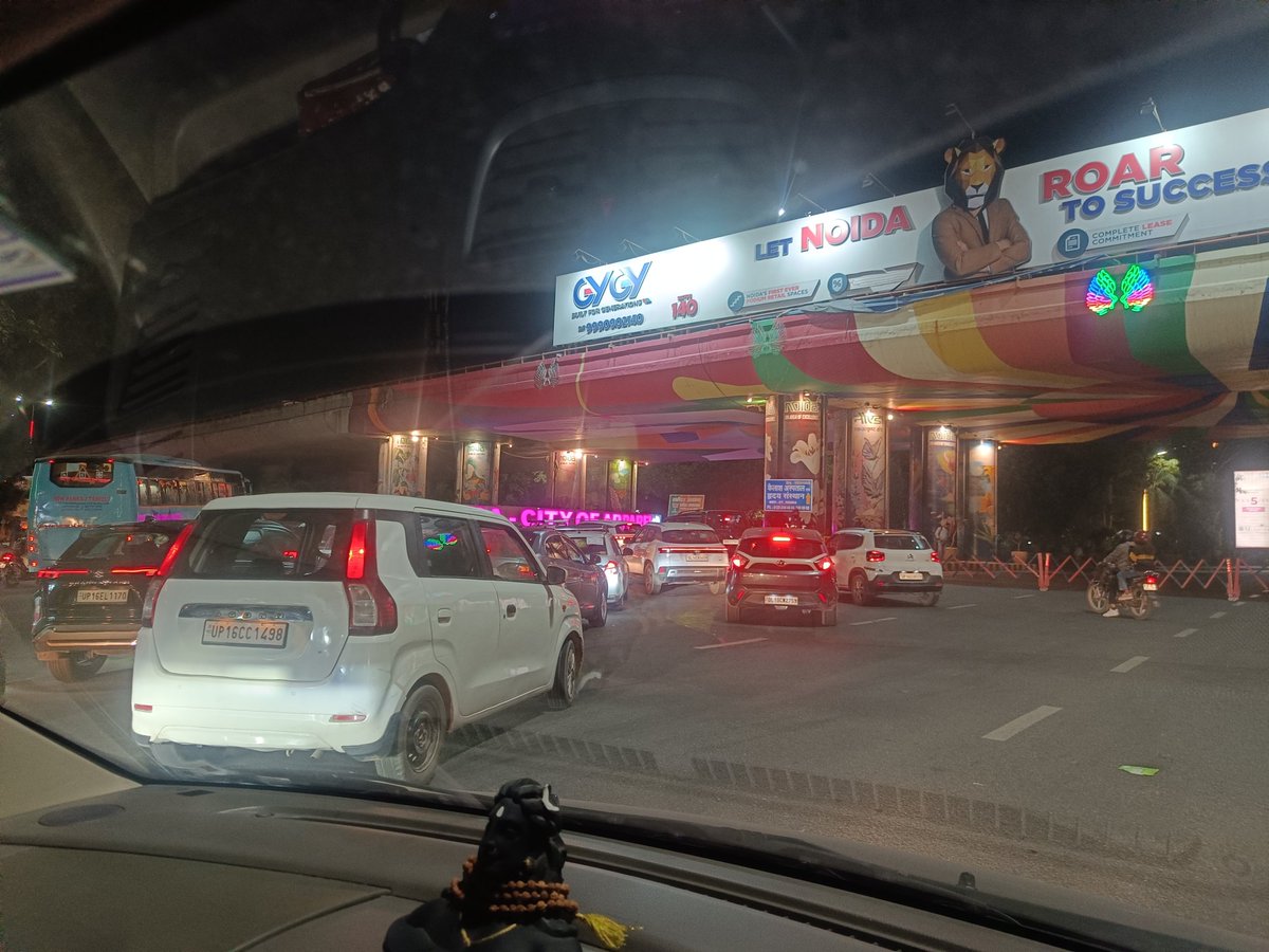 zoom2heart's tweet photo. @Noidatraffic @CP_Noida @dgpup @noidapolice @Uppolice @uptrafficpolice Today the road is chocked till noida entry point from indian oil round about sec 1 due the traffic diversion.....this the worst decision of traffic control @ACPTrafficNoida https://t.co/Y2eycbbcjB