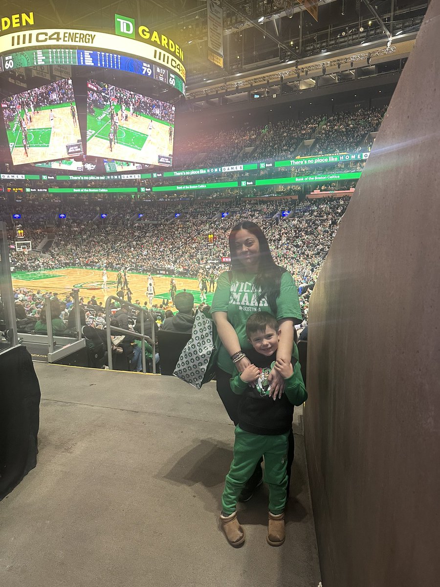 No <a href="/DonnieWahlberg/">Donnie Wahlberg</a> sighting but we had a blast anyway!! 💚🏀☘️