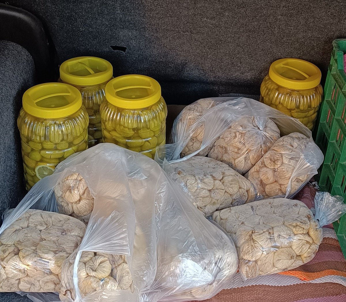 Şekilde görüldüğü gibi ilaçsız doğal incirlerimizle tanışmayan kalmasın... Ayrıca sadece su ve tuz ile yapılan kostiksiz zeytin de mevcuttur.