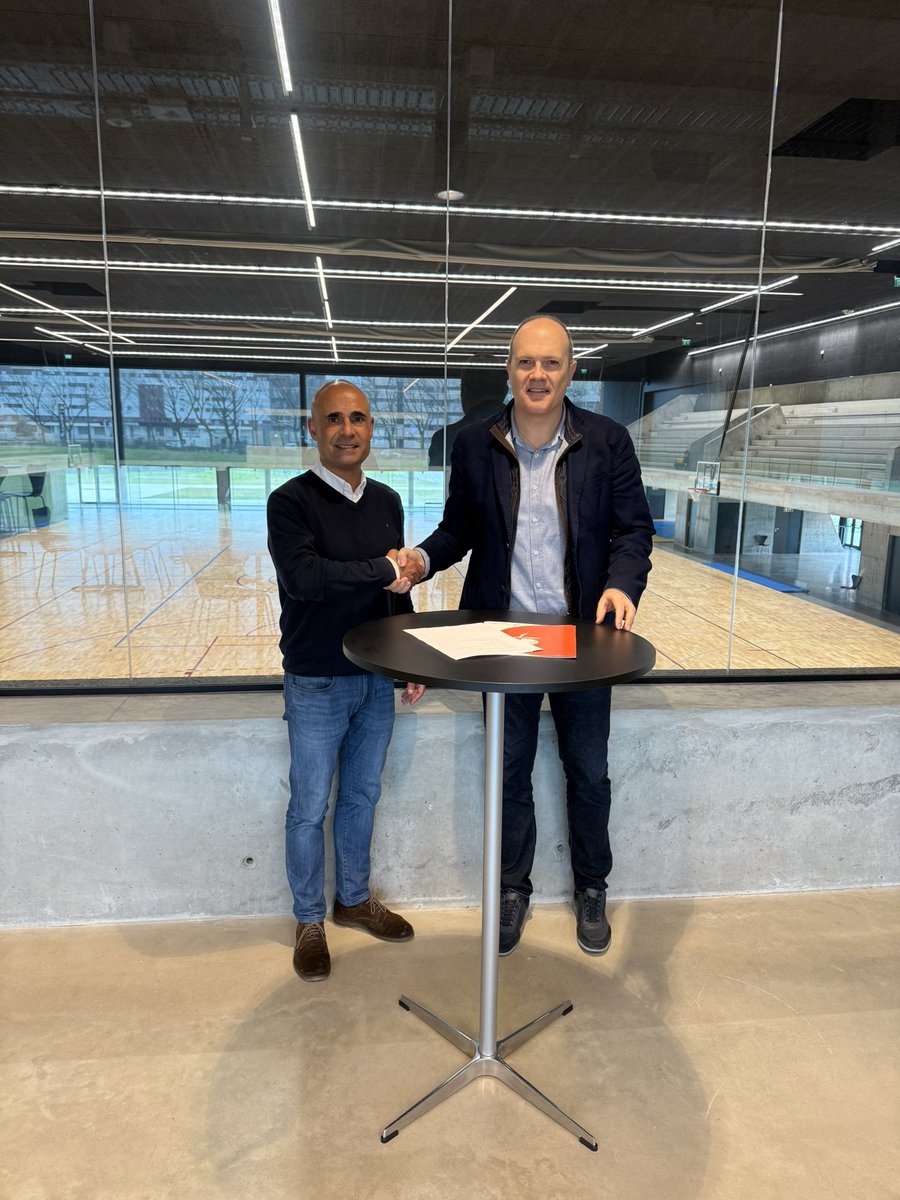 FBCyL's tweet photo. Hoy hemos cerrado el acuerdo para que nuestros Campus de verano sigan desarrollándose en @UnivAveiro. También  tendremos turno de Campus en #Marin . Muy pronto toda la info 🏀⛹️‍♀️⛹️‍♂️☀️🏖️
#BasketVerano2025 https://t.co/EUmpuQP2s0