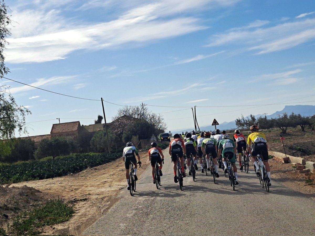 Situación de Carrera:

🚴‍♂️ Cabeza de Carrera para 22 corredores

🚴‍♂️ Grupo Perseguidor 1 (5 corredores) a 1'40"

🚴‍♂️ Grupo perseguidor 2 (3 corredores) a 2'30"

🚴‍♂️ Pelotón 

#VGuadalentin25