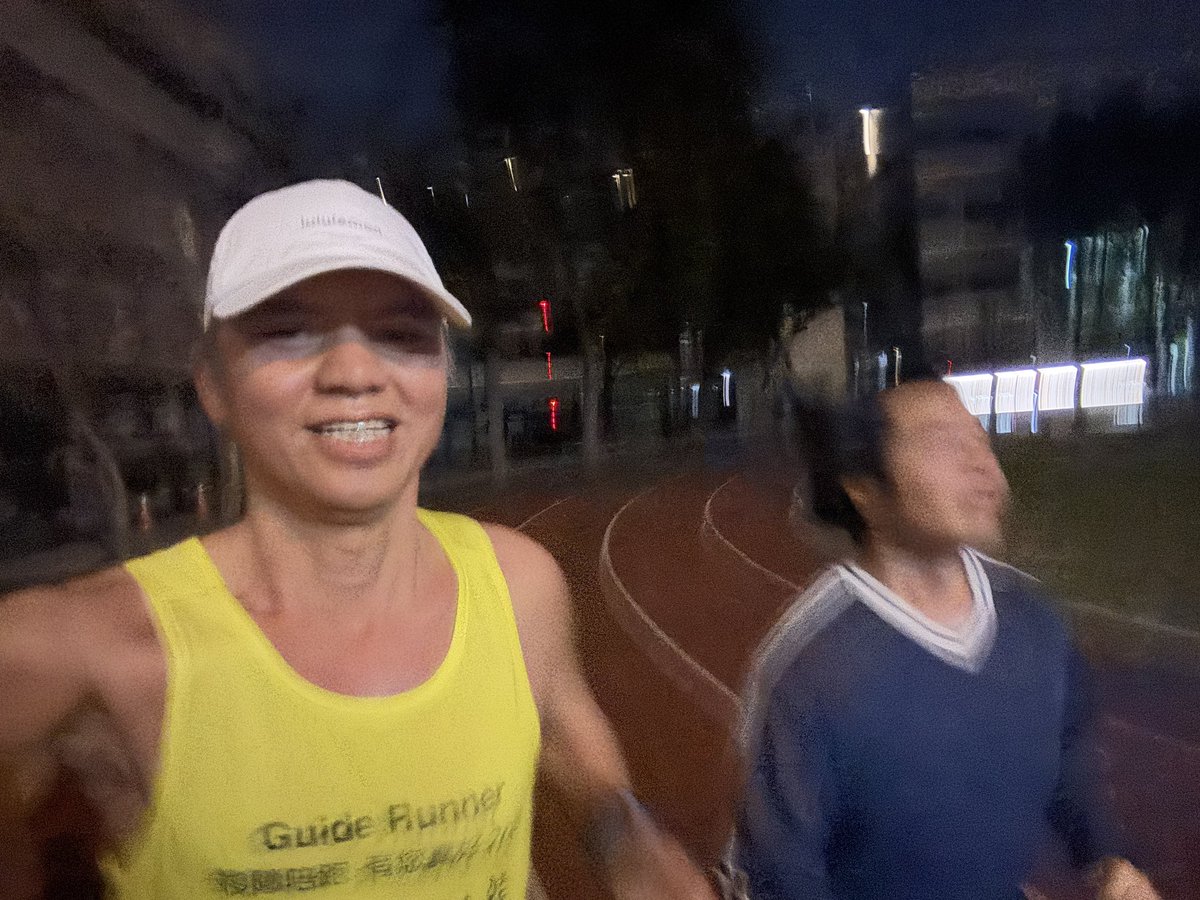 mosscwl's tweet image. 《黑嚕嚕之夜🏃🏻‍♂️🦮🏃🏾‍♂️冷吱吱》
        體感8°C風直直吹，小同一哥你是要為草莓馬🍓🥶的低溫先來適應一下嗎？

        謝謝您因為有你的陪伴，寒冷的夜晚顯的溫暖，邊跑邊聊不一會兒60個甜甜圈，十二公里就完食了。

#guiderunners #sightedguide #幸福跳跳龍 #東興國小-視障陪跑員志工726