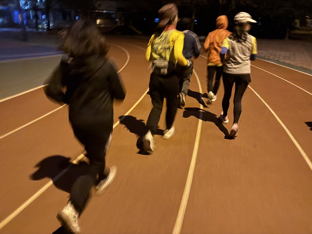 mosscwl's tweet image. 《黑嚕嚕之夜🏃🏻‍♂️🦮🏃🏾‍♂️冷吱吱》
        體感8°C風直直吹，小同一哥你是要為草莓馬🍓🥶的低溫先來適應一下嗎？

        謝謝您因為有你的陪伴，寒冷的夜晚顯的溫暖，邊跑邊聊不一會兒60個甜甜圈，十二公里就完食了。

#guiderunners #sightedguide #幸福跳跳龍 #東興國小-視障陪跑員志工726