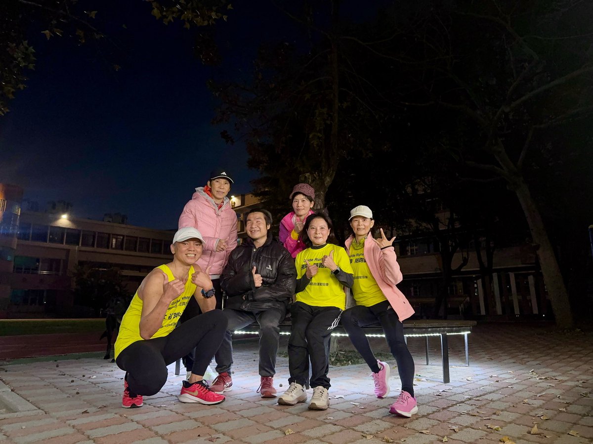 mosscwl's tweet image. 《黑嚕嚕之夜🏃🏻‍♂️🦮🏃🏾‍♂️冷吱吱》
        體感8°C風直直吹，小同一哥你是要為草莓馬🍓🥶的低溫先來適應一下嗎？

        謝謝您因為有你的陪伴，寒冷的夜晚顯的溫暖，邊跑邊聊不一會兒60個甜甜圈，十二公里就完食了。

#guiderunners #sightedguide #幸福跳跳龍 #東興國小-視障陪跑員志工726