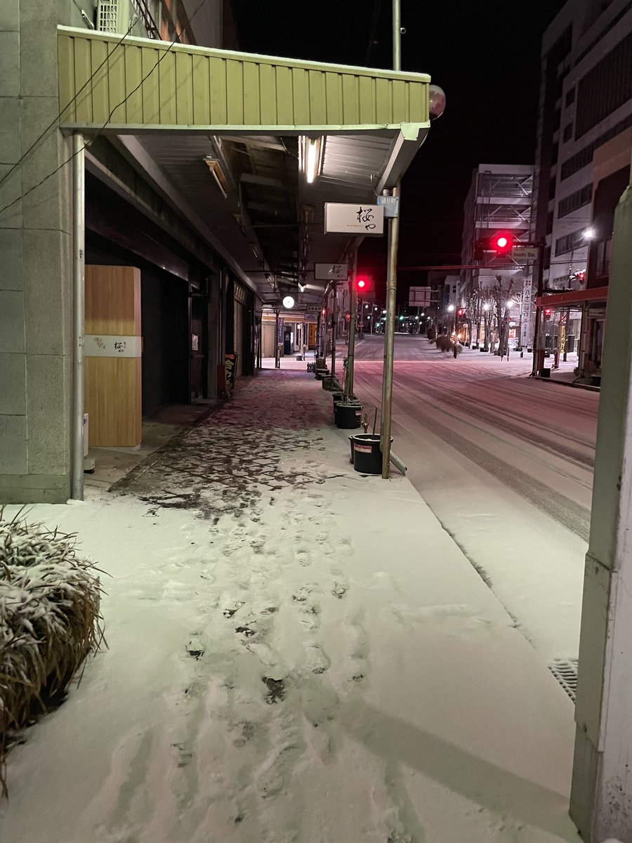inauho's tweet photo. 今シーズンは雪かきせずに終わるかなと思っていたら、そんなことはありませんでした
水分を感じないサラサラの雪が強風に運ばれてアーケードの下にまで積もっていました
明日の朝の歩行や車の運転に注意が必要な場所もありそうなので、お気をつけて！ https://t.co/G7aFQ1Z8jg