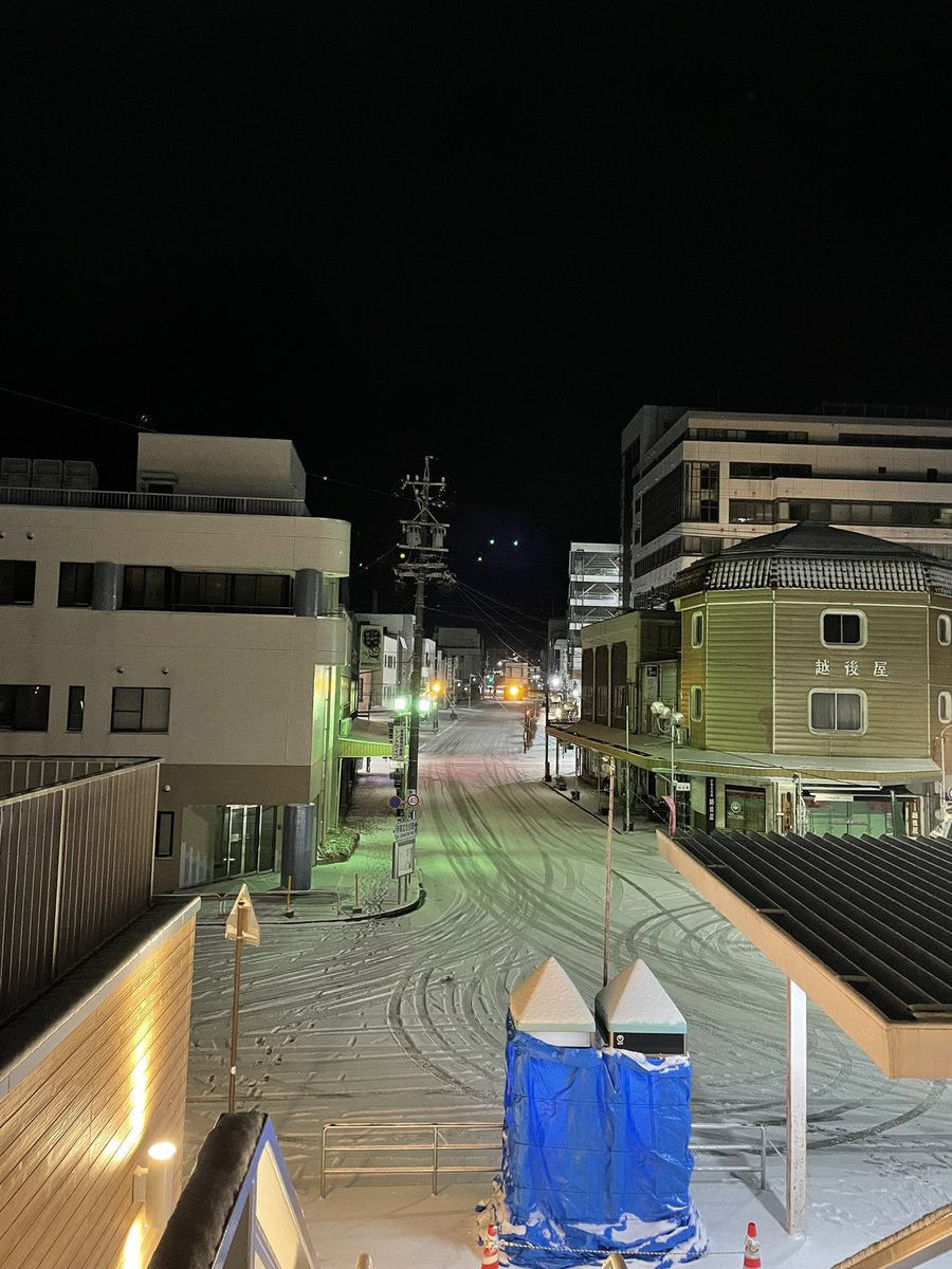 inauho's tweet photo. 今シーズンは雪かきせずに終わるかなと思っていたら、そんなことはありませんでした
水分を感じないサラサラの雪が強風に運ばれてアーケードの下にまで積もっていました
明日の朝の歩行や車の運転に注意が必要な場所もありそうなので、お気をつけて！ https://t.co/G7aFQ1Z8jg