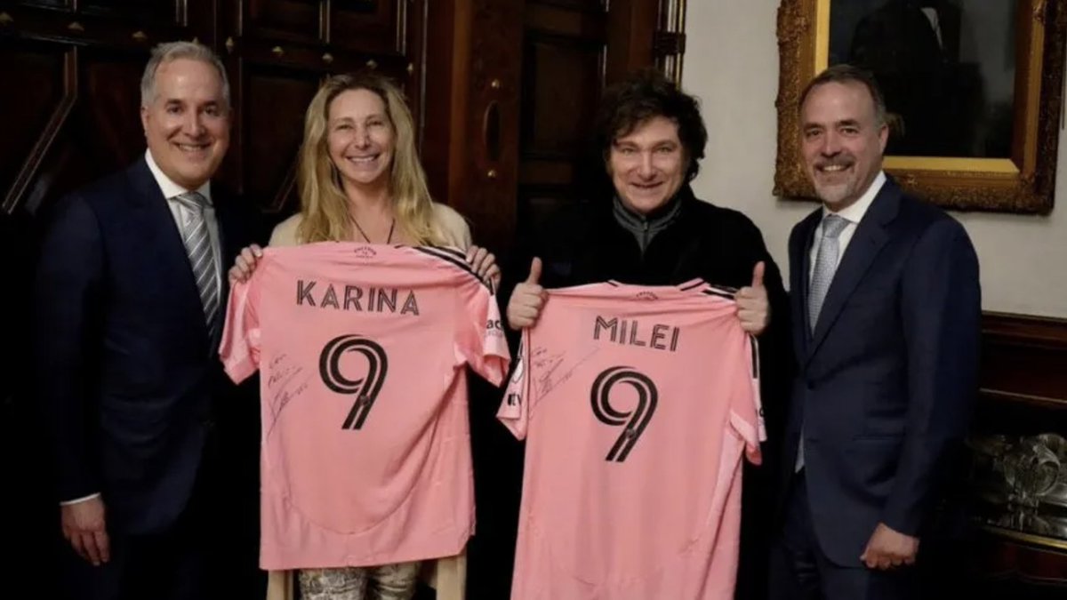 ignaciocorral's tweet image. Desde el entorno de Messi confirmaron que “la camiseta firmada y entregada por parte de los propietarios del Inter Miami al presidente Javier Milei fue parte de una acción protocolar del club y sus mandatarios, que nada tiene que ver con una manifestación política del jugador”.