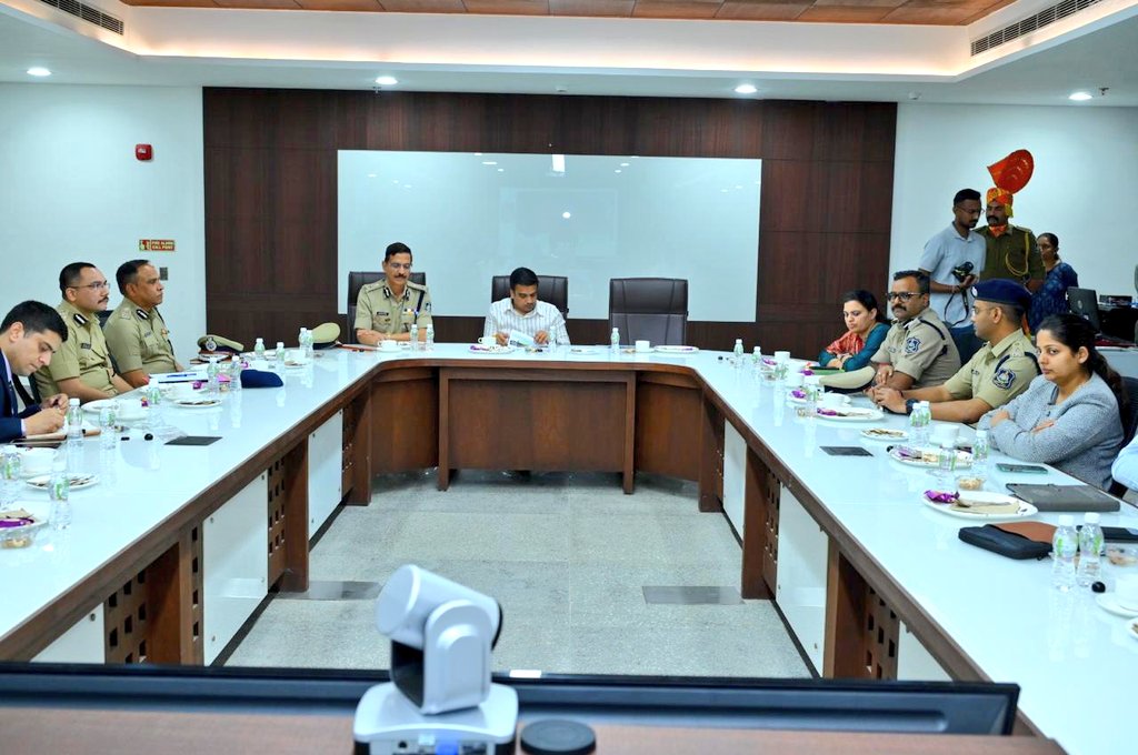 AhmedabadPolice's tweet photo. આજ તા.07/02/2025 ના રોજ માનનીય ગૃહ મંત્રીશ્રી ગુજરાત રાજ્યનાઓએ અમદાવાદ પોલીસ કમિશનર કચેરી ખાતે આવી તા.25,26/01/2025 ના રોજ  નરેન્દ્ર મોદી સ્ટેડિયમ - અમદાવાદ ખાતે યોજાયેલ કોલ્ડ પ્લે કોન્સર્ટ ના બંદોબસ્ત આયોજનમા અમદાવાદ શહેર પોલીસ દ્વારા થયેલ સરાહનીય કામગીરી ને બિરદાવેલ અને સારી કામગીરી કરનાર પોલીસ અધિકારીઓ અને કર્મચારીઓ ને પ્રશંસાપત્ર આપી સન્માનિત કરવામાં આવેલ. આ પ્રસંગે પોલીસ કમિશનર શ્રી જી એસ મલિક તથા અન્ય પોલીસ અધિકારીઓ ઉપસ્થિત રહ્યાં હતાં.

@sanghaviharsh @GujaratPolice @dgpgujarat @InfoGujarat @Sector1Amd @PoliceAhmedabad