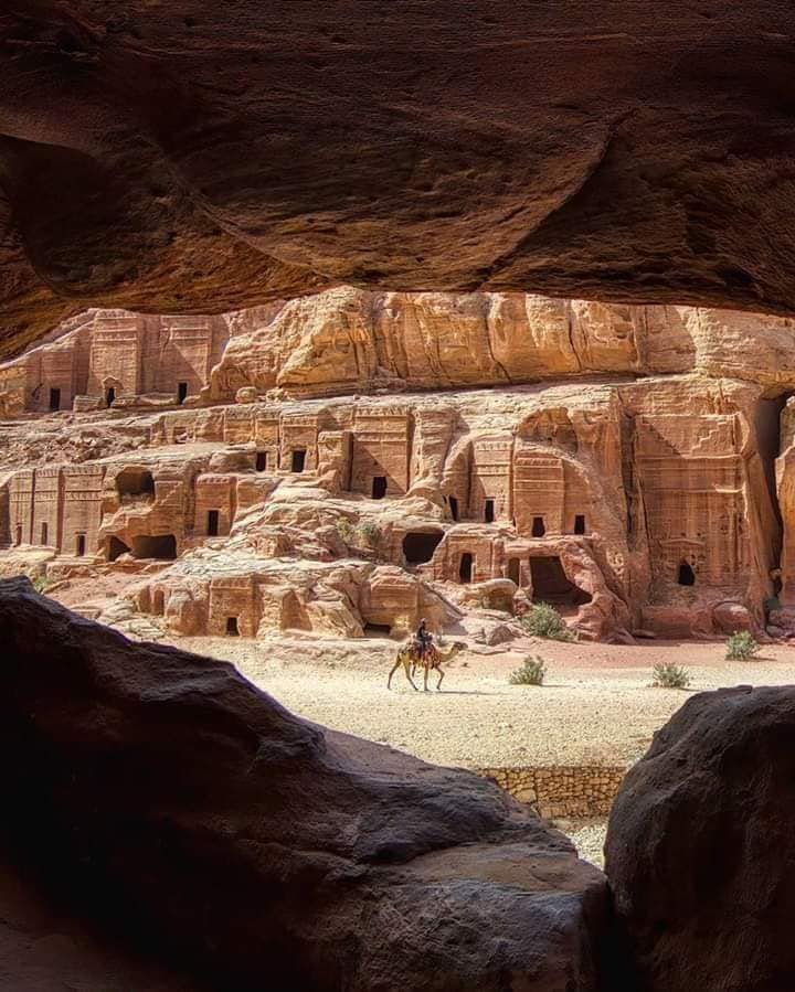 DrInjadat's tweet photo. اكتشاف جديد يضاف للتاريخ الاردني 
باحثون وأكاديميون أردنيون يؤكدون ان سيف الرسول محمد صلى الله عليه وسلم السيف المشرفي صنع في المشيرفة بالكرك.
والتي كانت مركز التصنيع للسيوف في تلك العصور وان موقعها على طريق التجارة في الاردن (الشام) ��ليس اليمن تم الكشف عن ذلك من خلال مؤتمر علمي. https://t.co/wgX8DyrIMZ