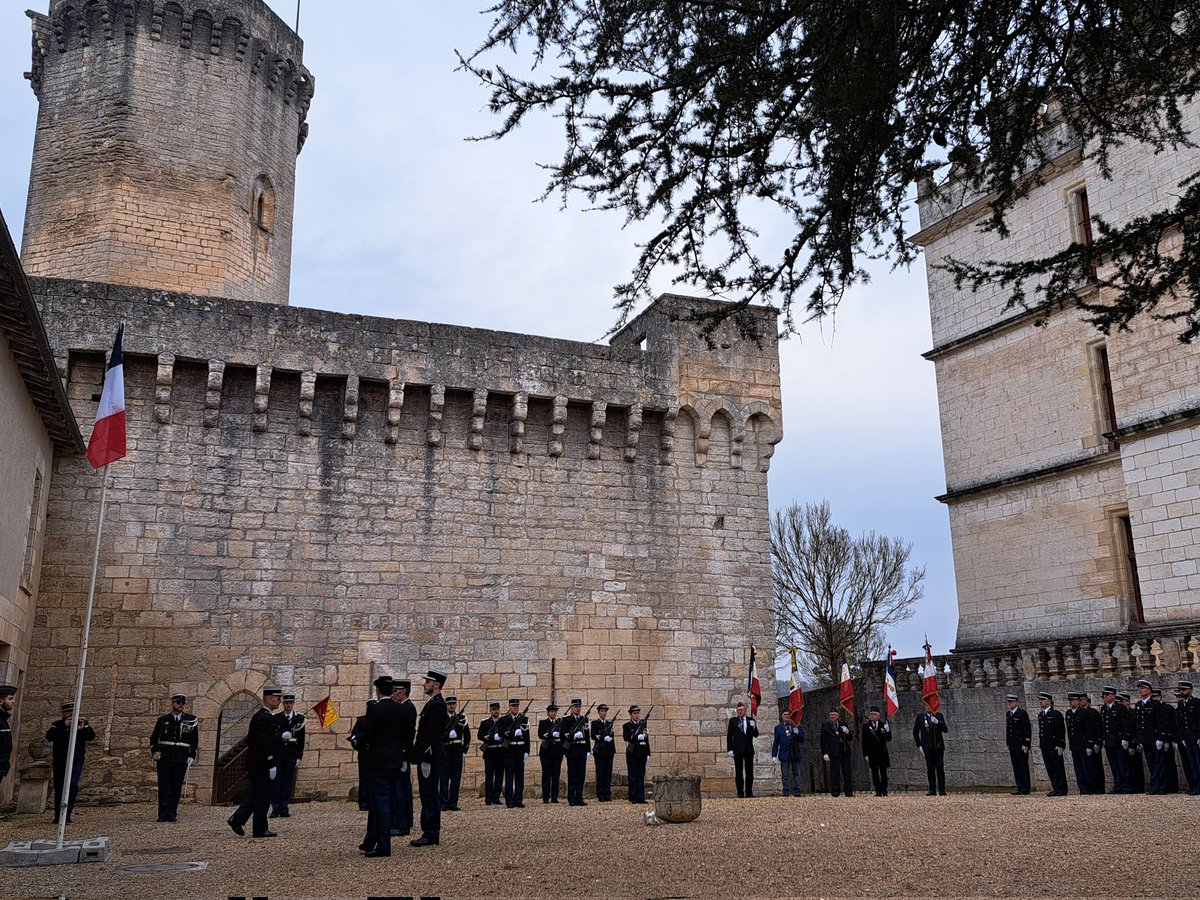 ProcPerigueux's tweet photo. Participation ce matin à la prise de commandement de la compagnie de Nontron par la capitaine Deniau au château de Bourdeilles. Félicitations à elle. Je lui souhaite pleine réussite dans ses fonctions. https://t.co/OYtbiuHEaA