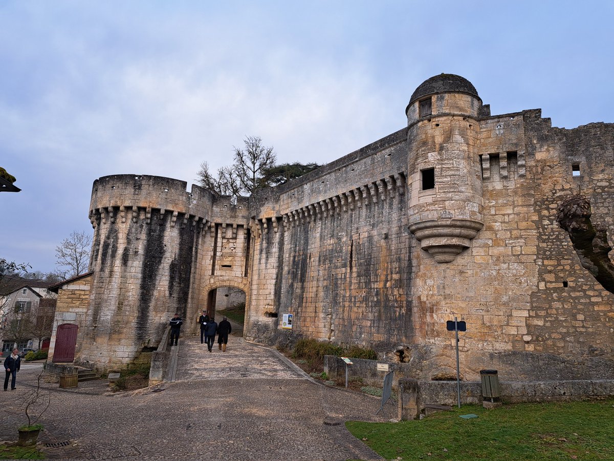 Participation ce matin à la prise de commandement de la compagnie de Nontron par la capitaine Deniau au château de Bourdeilles. Félicitations à elle. Je lui souhaite pleine réussite dans ses fonctions.