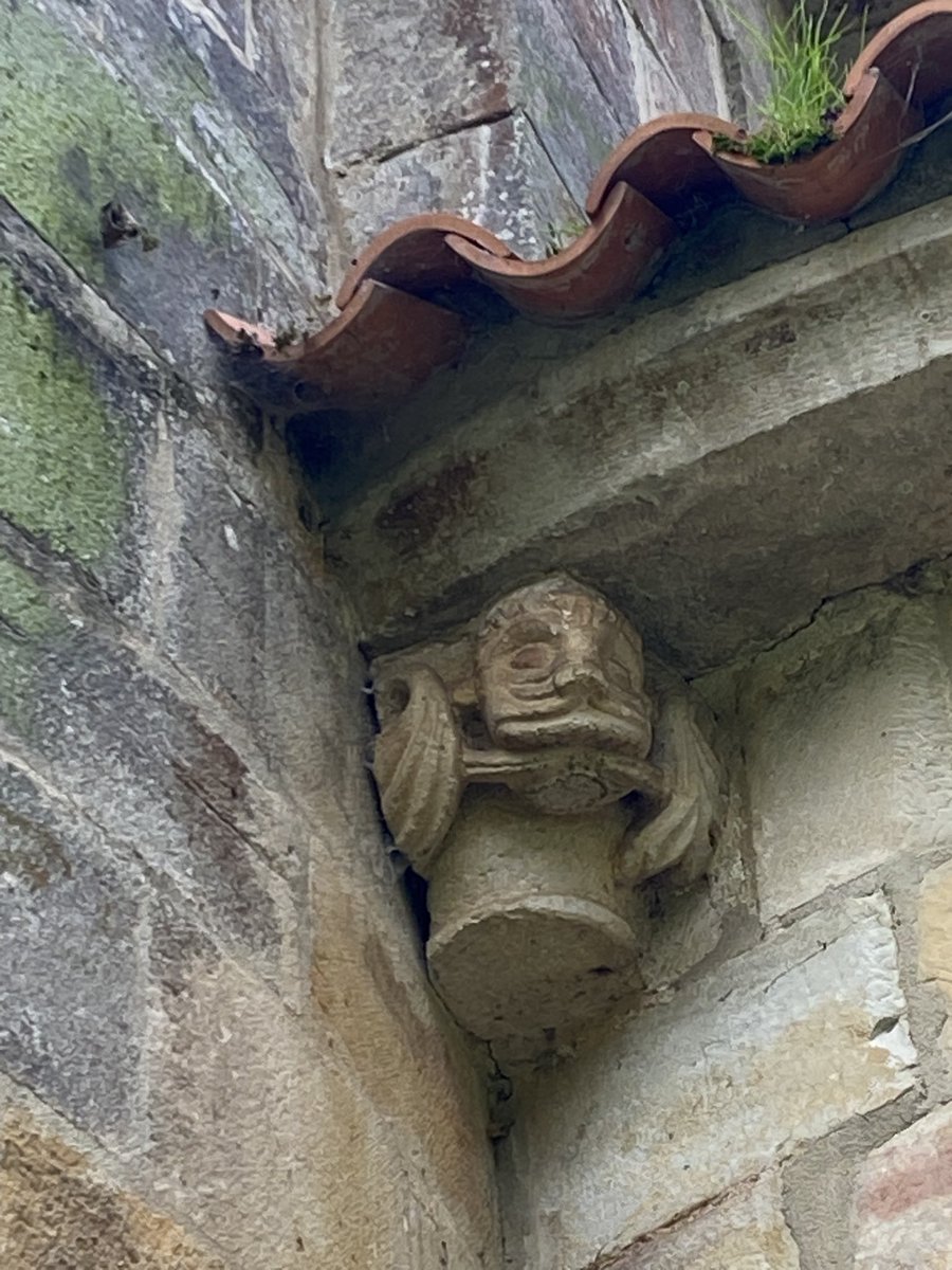 Sabes lo que es un #greenman #hombreverde ? Suelen representarse en los #canecillos o en los #capiteles del #ArteRománico y en #Asturias tenemos unos cuantos. En <a href="/VisitasAsturias/">Visitas por Asturias</a> nos encanta explicarte el porqué de estos enigmáticos detalles decorativos. Contáctanos: 📲 610567260