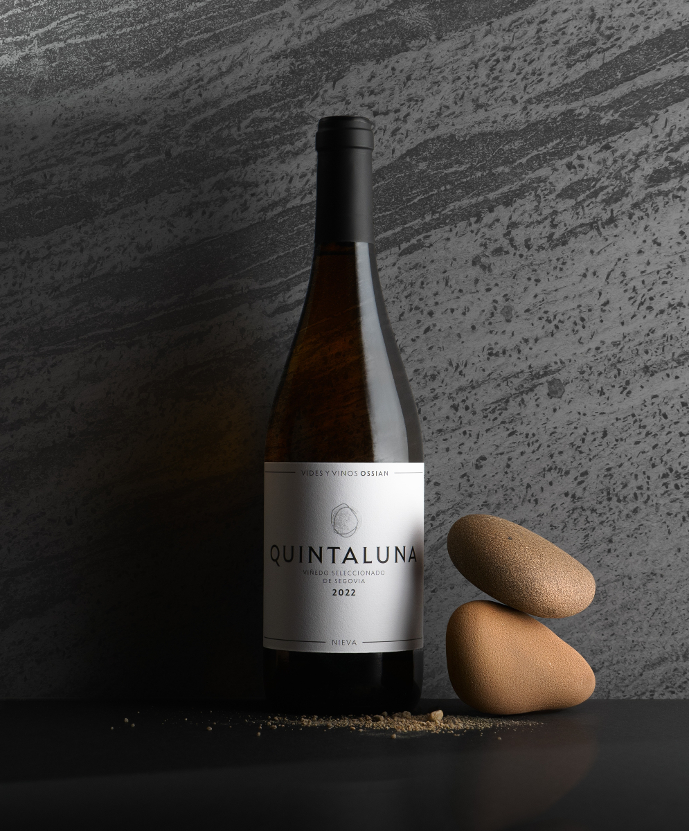 #Quintaluna 2022 es la muestra de la máxima expresión y frescura del #verdejo segoviano genuino. #Viñas rodeadas de pinares y con un clima extremo con tipicidad varietal única. Reflejo sincero de un terruño con siglos de historia. Un verdejo vibrante de frescura genuina.