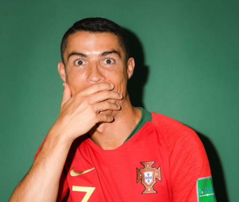 _ElMeme_'s tweet photo. Se burlan de los que celebraron el cumpleaños de Cristiano Ronaldo, y cada Diciembre celebran el cumpleaños de un personaje ficticio... https://t.co/0xeynaVSl4