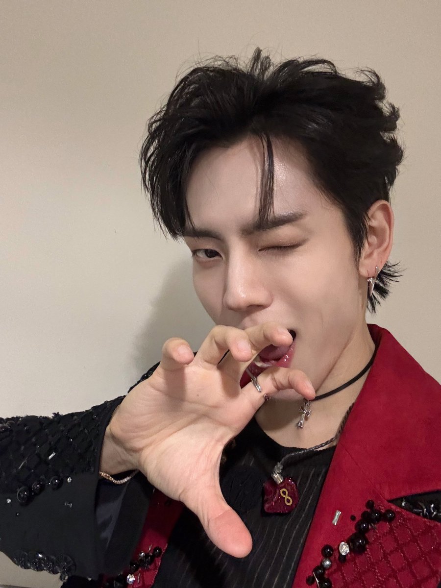 jjang_ddong_ggo's tweet photo. INFINITE 15TH ANNIVERSARY
♾️ LIMITED EDITION ♾️ IN SINGAPORE

딩동 💌
따뜻한 날씨 , 뜨거운 환호 ! 
따뜻하고 뜨겁게 한국으로 가져갑니다 ~̆̈ .~̆̈

-
#장동우 #JANGDONGWOO #인피니트 #INFINITE https://t.co/a0pVT3YFKv