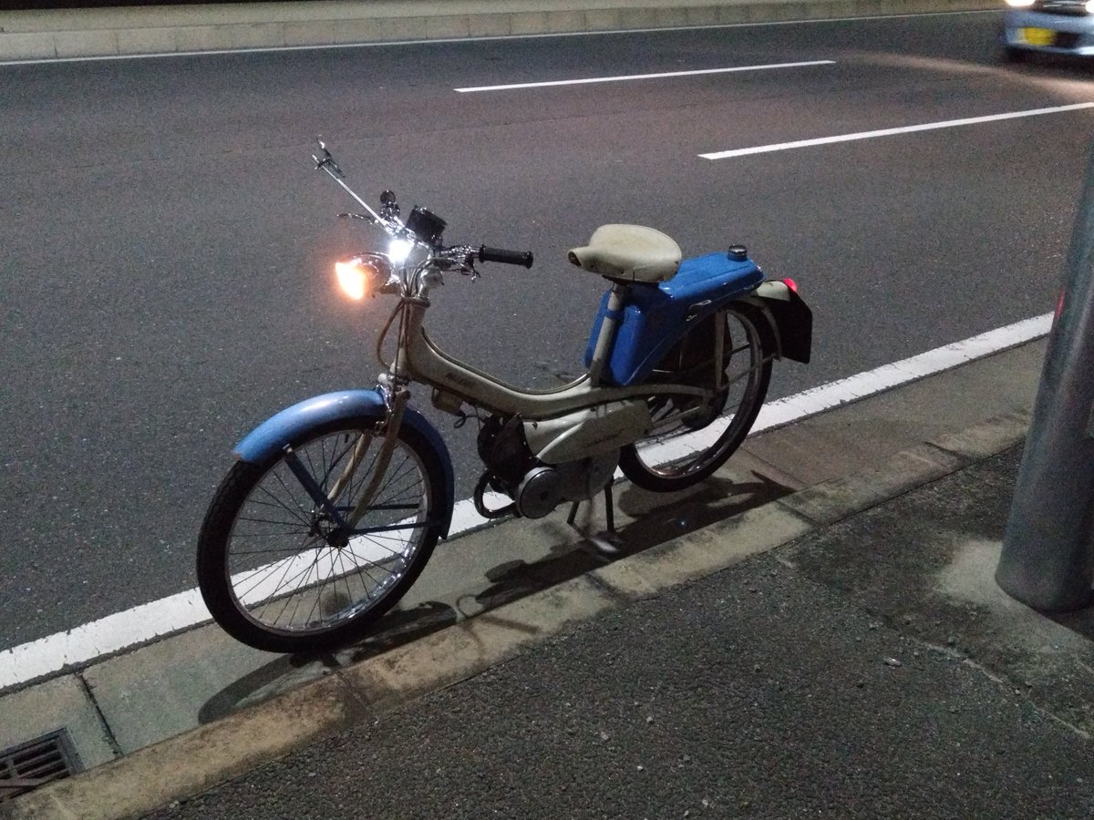 bentoos1's tweet photo. さっそくパトカーに止められたぞ

コレなに！？→  原付きです！

ウインカーは！？→  昭和42年式なんで手信号でおｋです！！

風つよいから気をつけてね!!!!

とのこと https://t.co/kJjK4nRx6k